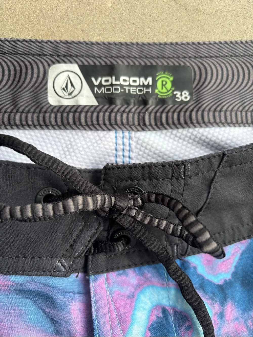 Volcom Mod Tech Blue Purple Black Tie-Dye Board Shorts Men's 38/XL Swim/Surf